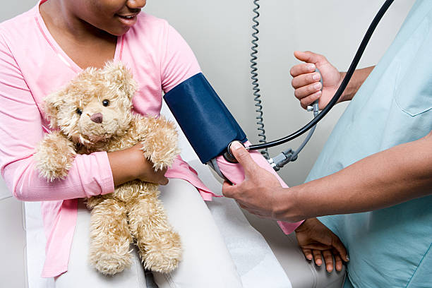 medico controllando ragazza - ospedale pediatrico foto e immagini stock