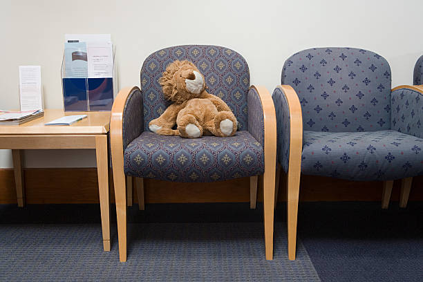 lion en peluche dans la salle d'attente hôpital - waiting room doctors office empty nobody photos et images de collection