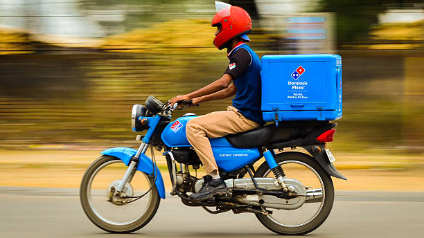 domino's pizza hogar de entrega - dominos pizza india asia food fotografías e imágenes de stock