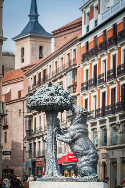 madrid orsetto e fragole albero statua puerta del sol in spagna - puerto de sol foto e immagini stock