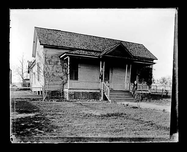sharecroppers cabaña, circa 1890 - sharecropper fotografías e imágenes de stock
