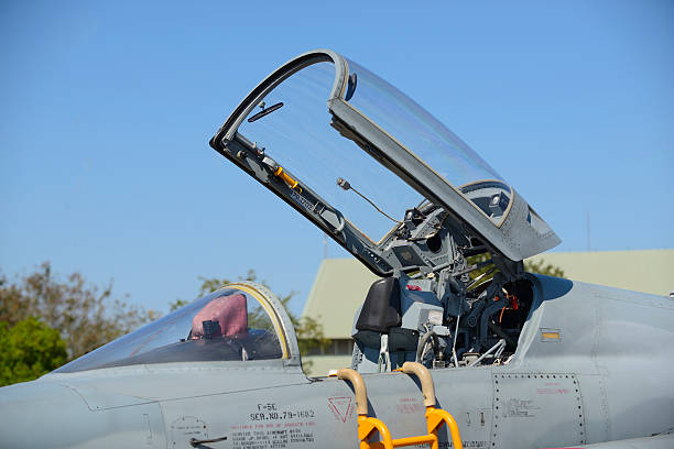 flugzeug-cockpit in militärflugzeug f5 parken am flughafen - air force fighter plane pilot military stock-fotos und bilder