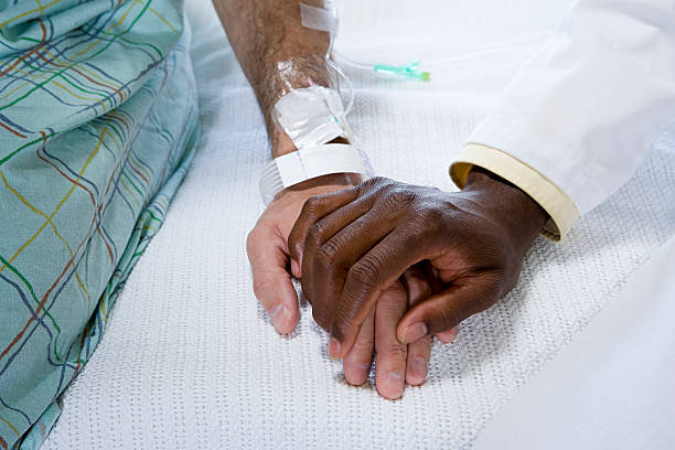lekarz trzymając rękę pacjentów - medical equipment healthcare and medicine intensive care unit iv drip zdjęcia i obrazy z banku zdjęć