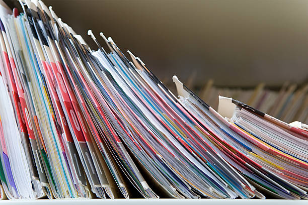 registos médicos - file filing documents document stack imagens e fotografias de stock