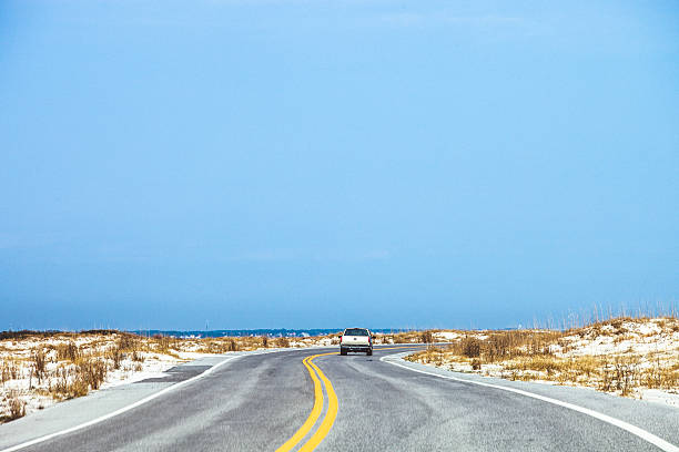 estrada através de dunas de areia. - navarra imagens e fotografias de stock