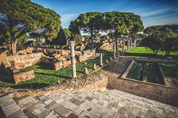 templo capitolium a ostia antica artefatos local - ancient rome ancient past architecture imagens e fotografias de stock