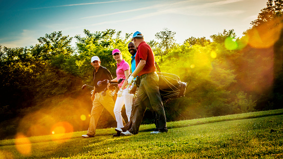Amigos jugando al Golf en un hermoso día soleado photo