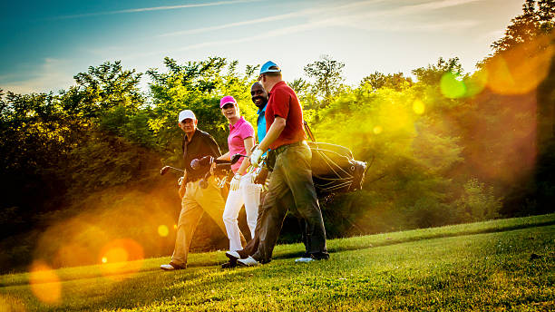 amigos jugando al golf en un hermoso día soleado - female with group of males fotos fotografías e imágenes de stock