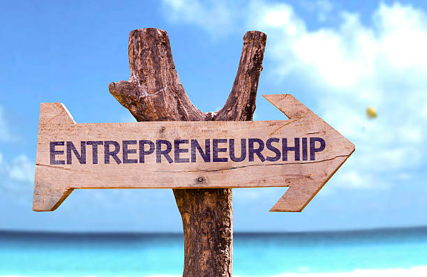 istock Entrepreneurship wooden sign with a beach background 535165173