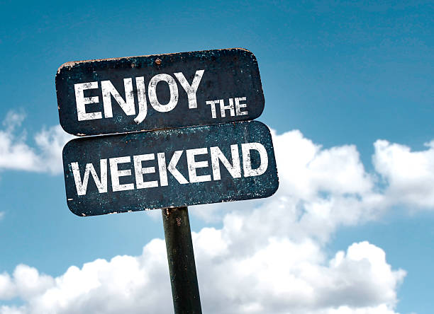 godetevi il weekend segno con nuvole e cielo sfondo - attività del fine settimana foto e immagini stock