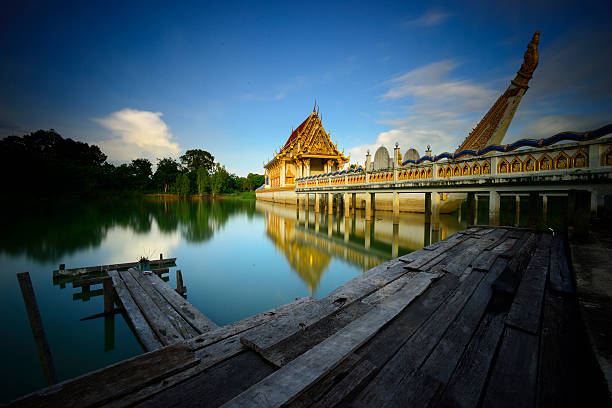 istock Buddhist shrine in Suphannahong ship 535166139