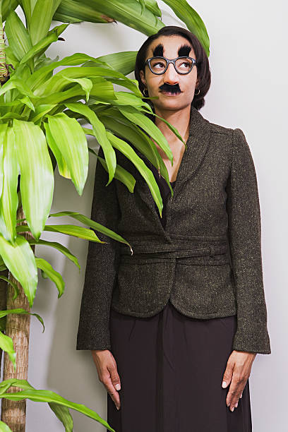 植物を着ているビジネスウーマンにうれしい - hiding humor occupation office ストックフォトと画像