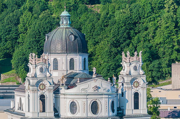 university church (kollegienkirche) bei salzburg, österreich - kollegienkirche stock-fotos und bilder