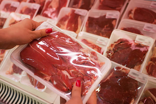 pacotes de carne com mulher mão no supermercado - meat steak raw market - fotografias e filmes do acervo