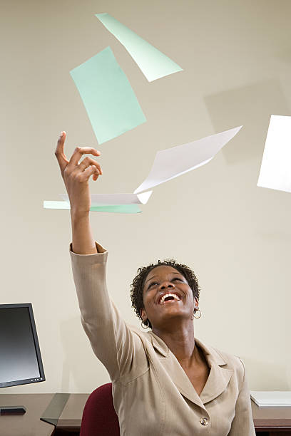 geschäftsfrau werfen papiere in die luft - office chair cheering ecstatic success stock-fotos und bilder