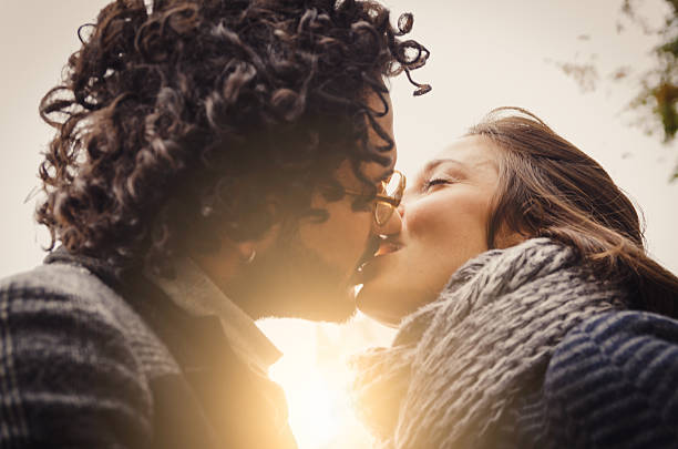 jeune couple amoureux embrassant - pitchuk2013 photos et images de collection