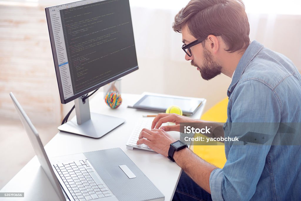 Mann Schreiben-codes auf computer - Lizenzfrei Code Stock-Foto
