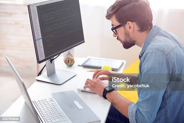 Mann Schreibencodes Auf Computer Stockfoto und mehr Bilder von Code - Code, Männer, Schreiben