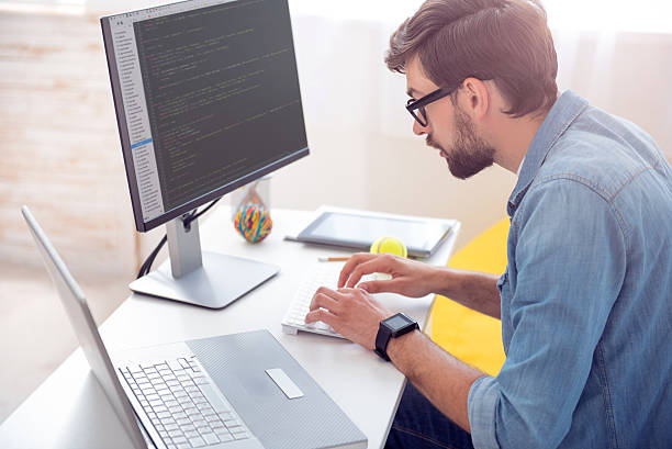 człowiek pisania na komputerze kody - computer programmer laptop nerd men zdjęcia i obrazy z banku zdjęć