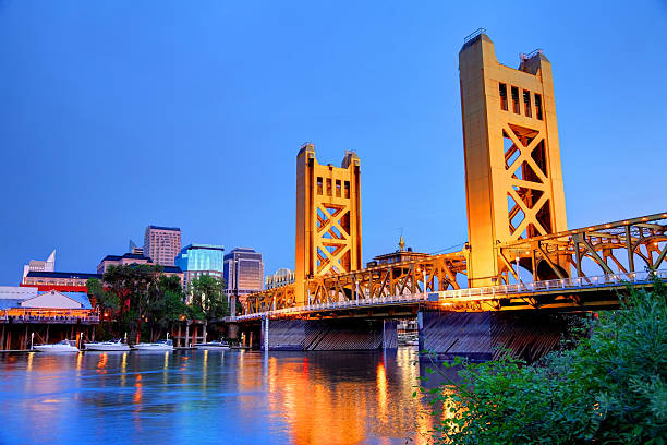 sacramento skyline i tower bridge nocą - sacramento county zdjęcia i obrazy z banku zdjęć