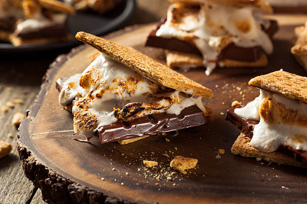 hausgemachte gooey marshmallow s'mores - getoastet stock-fotos und bilder