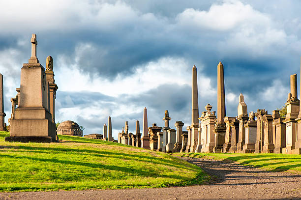 necrópole glasgow. escocês cemitério antiga. - people cemetery church urban scene imagens e fotografias de stock