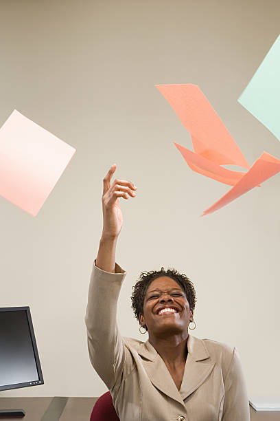 frau werfen papiere in die luft - office chair cheering ecstatic success stock-fotos und bilder