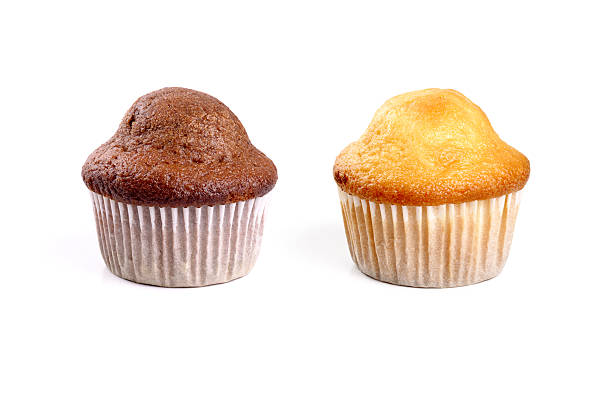 schokolade und sahne-muffins - muffin cake isolated small stock-fotos und bilder