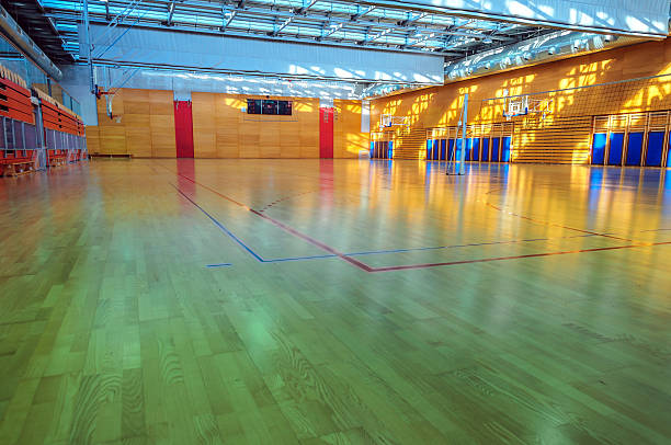 big sports hall con techo de metal - school gymnasium parquet floor sport empty fotografías e imágenes de stock