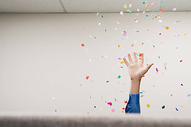 hombre tirando confeti en el aire - celebración conceptos fotografías e imágenes de stock