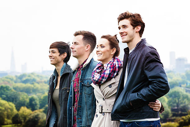cuatro jóvenes amigos para visitar londres primrose hill - profile people in a row group of people people fotografías e imágenes de stock