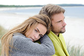 paar-umarmen-einander-am-strand-und-im-herbst-see-seegras.jpg?b=1&s=170x170&k=20&c=2Hy2AdBieNAfU3fFurPMr2WFiXcKmSXW_psP-LnGCQ8=