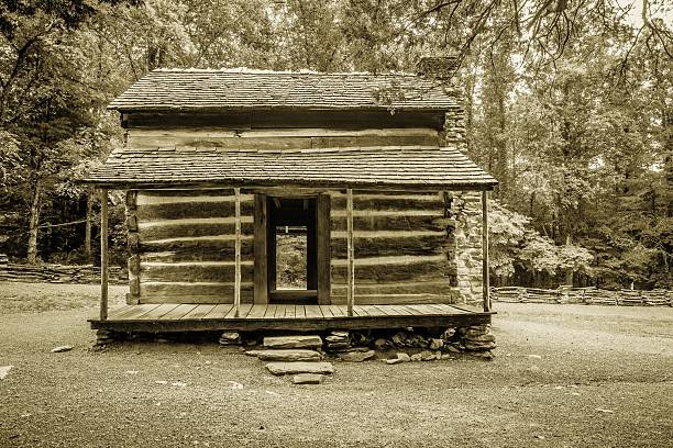 cabina de los pioneros en el parque nacional great smoky mountains. - house appalachian mountains architectural feature architectural styles fotografías e imágenes de stock