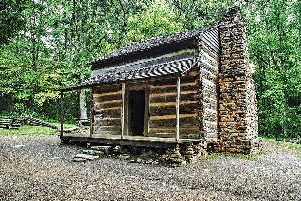 zatoczka chamów kabina w park narodowy great smoky mountains. - cades zdjęcia i obrazy z banku zdjęć