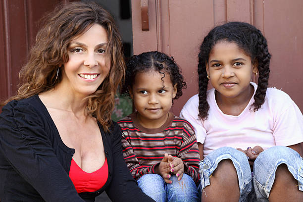 famiglia felice - cuba child little girls wall foto e immagini stock