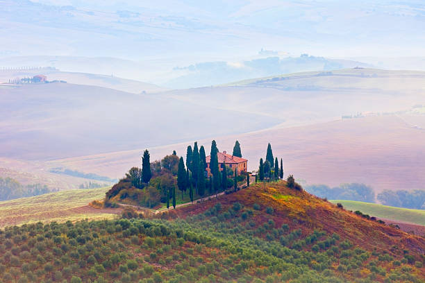 トスカーナの農家 - siena province tuscany italy fog ストックフォトと画像