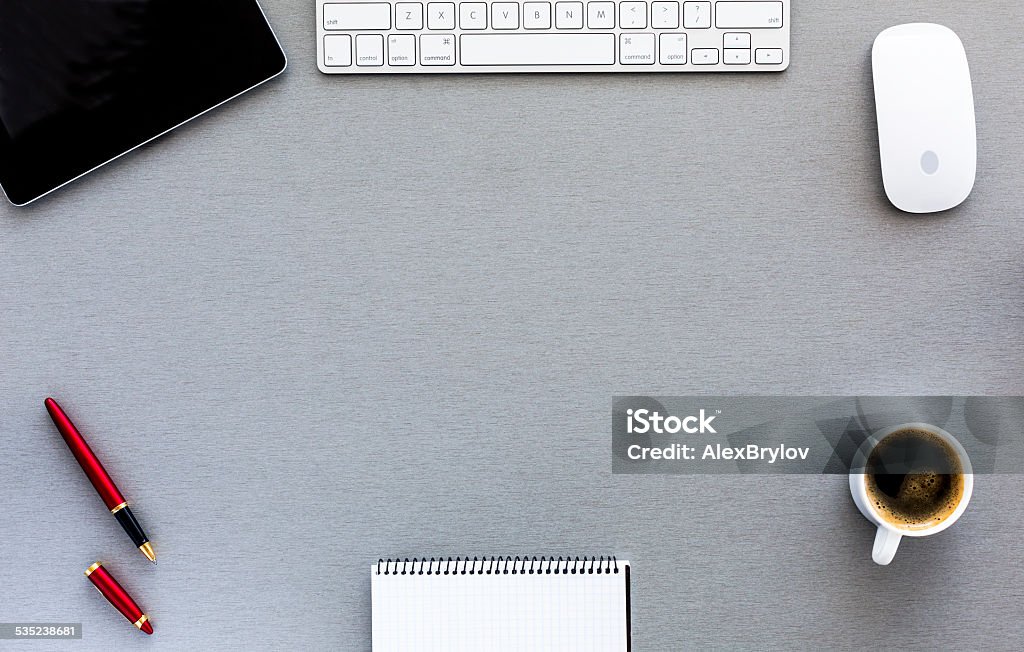 Lugar de trabajo moderno con mesa de madera gris - Foto de stock de Escritorio libre de derechos