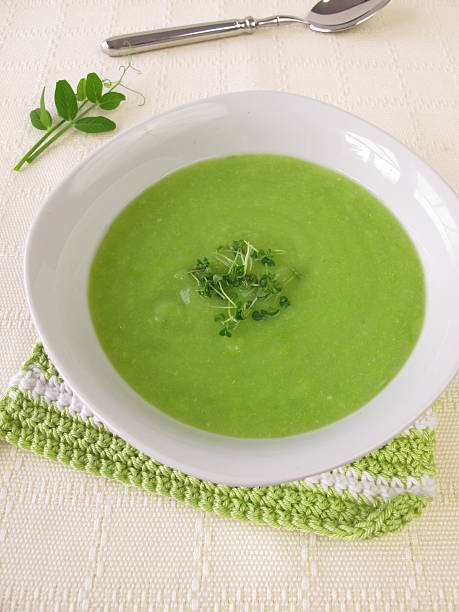 sopa de ervilha com broto de chia - vegan pea soup - fotografias e filmes do acervo