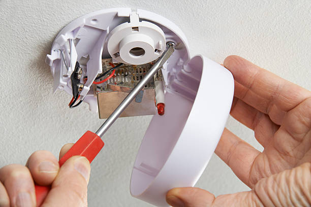 close-up de instalar detectores de fumaça em casa - fire prevention - fotografias e filmes do acervo