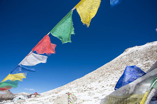 bandeira de oração em maior rodovia khardungla passe, leh ladakh - prudish - fotografias e filmes do acervo