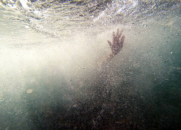 mão esticando debaixo d'água - black and white people imagination underwater - fotografias e filmes do acervo