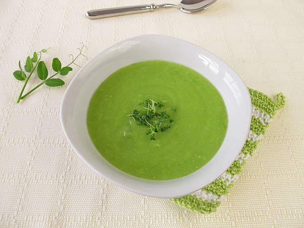 гороховый суп с чиа капуста - vegan pea soup стоковые фото и изображения