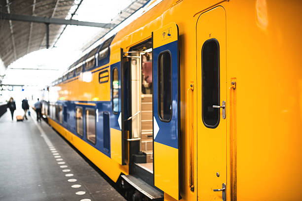 amsterdam train station - trein nederland stockfoto's en -beelden