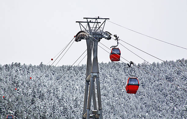 seggiovia in la massana. principato di andorra - ski lift overhead cable car gondola mountain foto e immagini stock