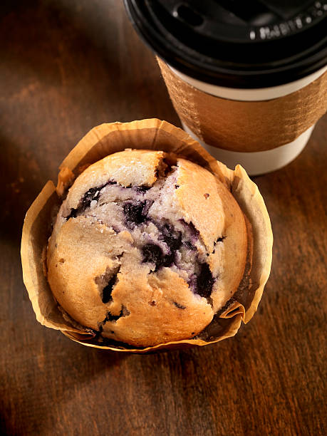 muffin ai mirtilli - coffee muffin take out food disposable cup foto e immagini stock