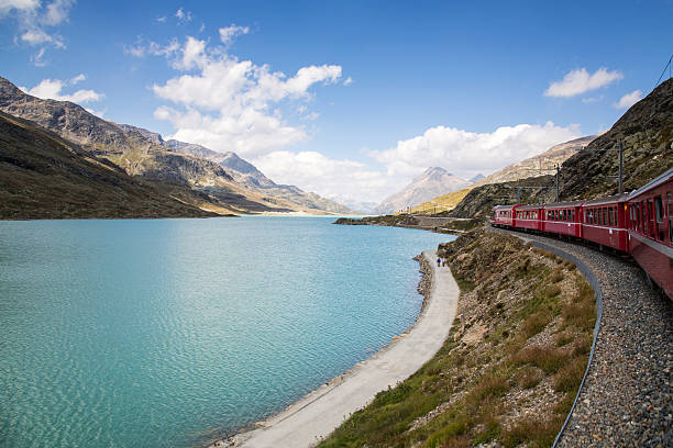 itália-suíça de trem bernina express a vermelho - bernina express imagens e fotografias de stock