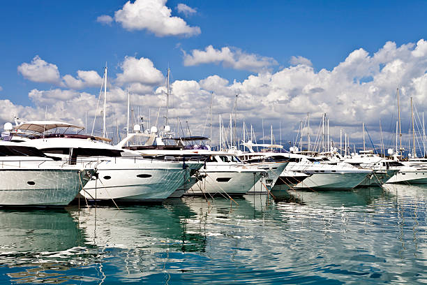 widok luksusowe jachty w porcie - nautical vessel moored yacht harbor zdjęcia i obrazy z banku zdjęć