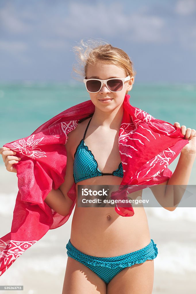 boykot Smigre bundt Portrait Of Beautiful Blond Teen Girl On Ocean Coast Stock Photo - Download  Image Now - iStock