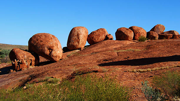 karlu karlu/девилз-мрамор, северная территория, австралия - devils marbles стоковые фото и изображения