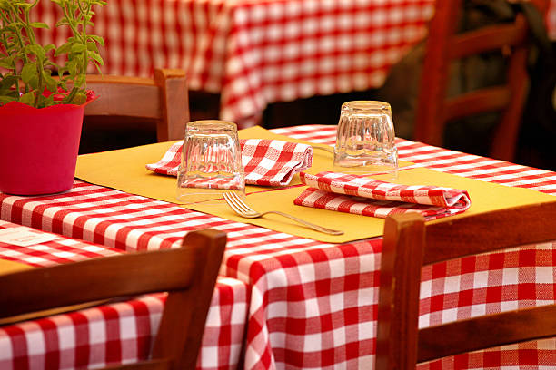 mesa en el restaurante italiano con manteles a cuadros - restaurant tablecloth fotografías e imágenes de stock